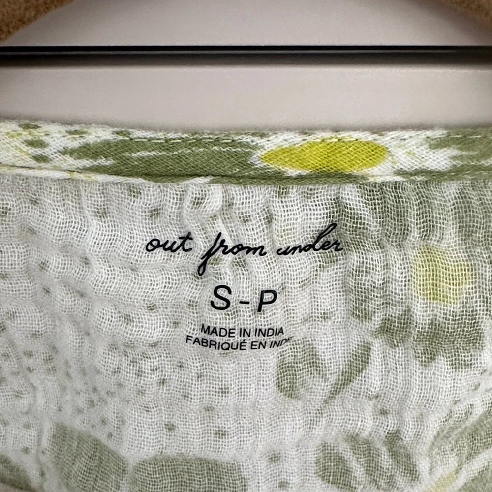 Like new Urban Outfitters Floral Green and White Women's Top - Picture 2 of 7